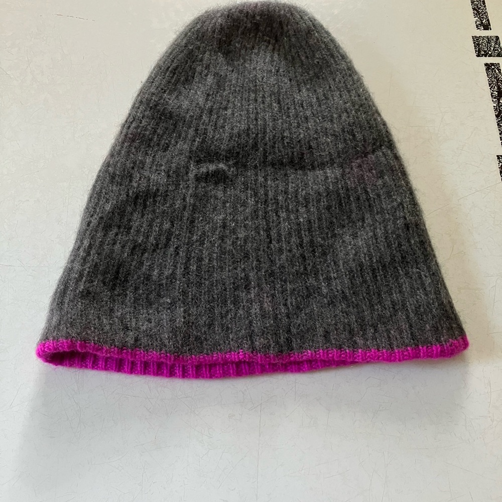 White + Warren Charcoal and Fuchsia 100% Cashmere Beanie